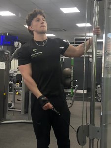 Don’t be afraid of the cable crossover machine ! There are so many exercises that you can do to help on your fitness journey !! Here is Indy showing lateral raises !!! A great shoulder workout. Cable lateral raises focus primarily on the side deltoid muscles while working the anterior deltoid, as well as both the middle and lower traps #cablecrossover #shoulderworkout #fitnessfun #gymlife | Énergie Fitness