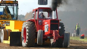 Tractor Pulling på Laholm Pullingfestival 2018, var "väldigt bra"! 😎 Lidt svensk overarm fra forrige weekend tur til Sverige. Der er nok mest at se for de Volvo interesserede 💪😁 Danskerne var også repræsenteret! 🇩🇰 Se hele videoen på vores Youtube-kanal! - http://goo.gl/TsjQiu Vil I have fotograferet og filmet jeres maskiner eller events? Så tøv ikke en kende og kontakt os på 50693096 eller ehmedia@mail.dk - for et uforpligtende tilbud! 😉 | EHMedia