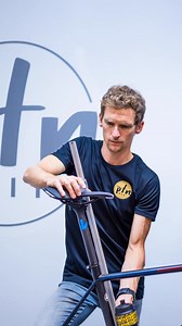 Sitzfleisch Episode #215 – Bikefitting: Andreas Giglmayr bei Straps und Flo Endlich greifen wir in Sitzfleisch ein längst überfälliges Thema auf und haben mit einem der bekanntesten und renommiertesten Bikefitter über die Sitzposition auf dem Rad gesprochen. Andreas Giglmayr selbst hat viele erfolgreiche Jahre im Triathlon-Sport hinter sich, war bei den olympischen Spielen 2012 in London dabei und danach noch einige Jahre als Profi-Triathlet mit internationalen Podestplätzen auf der Langstrecke 