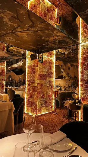 1K views · 2.6K reactions | La moda ha experimentado una transformación significativa en la capacidad de crear nuestras propias combinaciones y lucir muy actual. Anteriormente, seguíamos un conjunto de reglas estrictas sobre cómo vestirnos, pero ahora tenemos la libertad de expresar nuestra individualidad a través de nuestro estilo personal. #moda #casualstyle #fashioncasual #women #friends #novedoso #estiloindividual #mujeres #denim #maxi | La Modelo Perfecta | Facebook