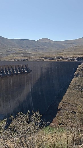 The Katse Dam is one of the most significant engineering projects in southern Africa and plays a vital role in South Africa’s water supply. Situated in Lesotho’s Maloti Mountains, it forms part of the Lesotho Highlands Water Project, which transfers water to South Africa’s Gauteng Province, the country’s main industrial and economic hub. This dam helps secure a consistent water supply for millions of people and supports industries that drive South Africa’s economy. It also provides hydroelectric