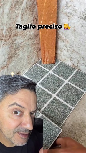 Dias M. Fabiano on Instagram: "🧱✨ Tagliare le piastrelle intorno a una trave? Missione possibile! 🪚📐 Nel video vediamo una situazione che capita spesso nei cantieri: c’è un angolo con una trave messa proprio lì… sembra fatto apposta per rendere la vita difficile a chi deve posare le piastrelle 😅. Ma questo ragazzo ha trovato un trucco geniale: 1️⃣ Prende un foglio di carta, lo piega e lo adatta da un lato della trave. 2️⃣ Fa la stessa cosa dall’altro lato, creando il modello perfetto 📄✂️. 3