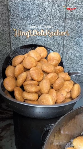 📸Jaipur jaoge to Hing Wali Kachori aur Dahi, khana mat bhoolna🥰 . 📍Pooran Ji Kachori Wala, Jaipur ————————— Follow @khana_yahin_milega for more foodie content ❤️ ————————— [Hing kachori, Jaipur Food, pyaz kachori, kachori, jaipur street food, kachori sabzi, dal kachori, hing wali kachori, khasta kachori] | Khana Yahin Milega