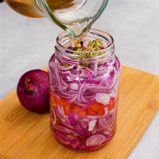 How to make the best and easiest homemade pickled onion recipe | Yum Yummy