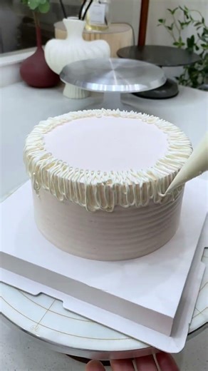 Cake borders without piping tips #BakingLife #StrawberryCake #pastryCakeMaker