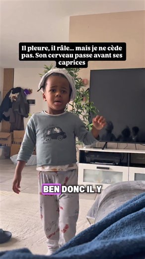 Aujourd’hui, mon fils voulait un dessin animé que je ne trouve pas éducatif. À la place, je lui ai proposé Bluey, un contenu adapté et de qualité. Il a râlé. Il a insisté. Il voulait “SON” dessin animé. J’ai refusé. Je ne suis pas son copain. Je suis son père. Ce qu’il regarde façonne son cerveau, ses émotions, sa manière de penser. Alors oui, je filtre. Oui, je dis non. Et quand il a continué à réclamer… ❌ plus d’écran pour aujourd’hui ✔️ direction la médiathèque ✔️ livres ✔️ vraie vie ✔️ momen