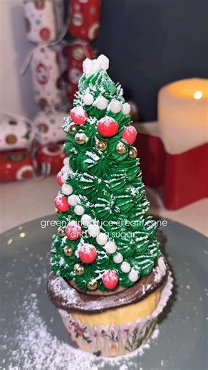 Natasha 🌻 on Instagram: "Wilton 4B piping tip Piping bag green buttercream icing Your favourite sprinkles Icing sugar An Ice cream cone A cupcake"