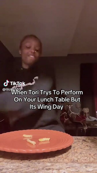 Tori's Hilarious Lunch Table Performance on Wing Day