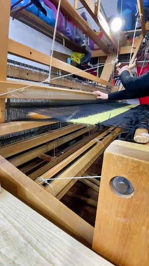 Fly shuttle, fly! 💪❤️🧶😆#weaving #handmade #fiberart #textile #handwoven #yarn #foryou #howto #shuttle