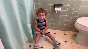 Toddler Potty Training Toilet: Training Potty for Boys Girls Realistic Baby Toilet Trainer with Flush Sound, Removable Potty Pot, Wipe Compartment, Splash Guard, Non-Slip Infant Potty Chair for Kids