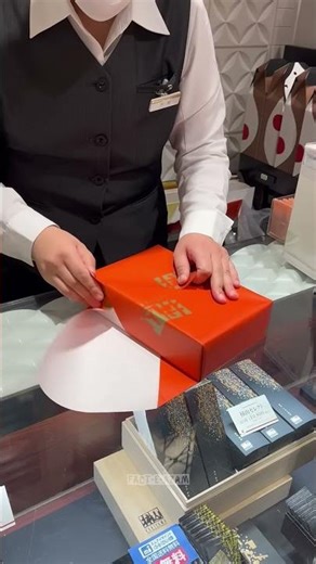 Japan's 10-second gift packing trick 🎁 #amazingfacts #technology #viral