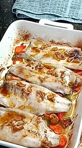 Una receta de pescado al horno con verduras fácil, rica y saludable. Ingredientes: Para 2 personas 2 lubinas medianas 1 cebolla grande 1 pimiento verde Medio pimiento rojo 1 zanahoria 6 tomates cherry Sal y pimienta Aceite de oliva Un chorrito de vino de Jerez 200 ml de caldo de verduras 3 dientes de ajos Una cucharadita de pimentón Un chorrito de vinagre de vino | Y hoy qué comemos