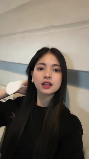 Adjusting a White Cap: Fashion Tips and Tricks