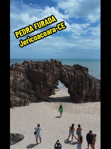 A Pedra Furada é o grande símbolo de Jericoacoara. Trata-se de uma grande rocha em forma de arco, esculpida pela ação das ondas. #pedrafurada #ceara #viagem #nordeste #jericoacoara