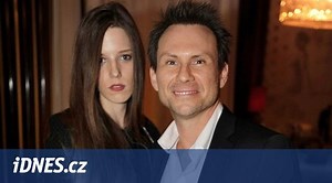Christian Slater se oženil. Vzal si o 16 let mladší přítelkyni - iDNES.cz