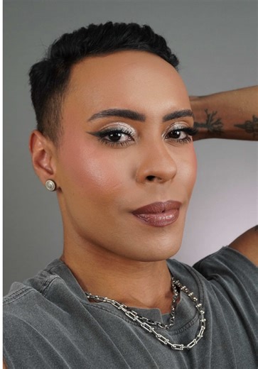 Já te aconteceu da base ficar mais escura, pois então da pra corrigir sim depois da base já aplicada o que não dá é pra perder produto né. #maquiagem #base #beleza