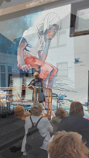 🎨 Oplev gavlmalerierne i 9370 Hals – en unik oplevelse i Nordjylland! 🌊 Det er fantastisk at se så mange besøgende nyde byens farverige gavlmalerier. 😍 Gense de flotte værker, der blev skabt i uge 32, og oplev street art og kunst i det fri midt i skønne Hals. 📍 Leder du efter spændende oplevelser i Nordjylland? Så tag turen til 9370 Hals og oplev de smukke gavlmalerier med egne øjne!📽️🖼️ | Hals Kunstfestival