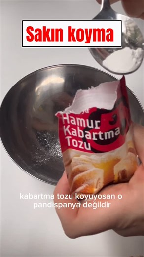 Hergul Ozatay on Instagram: "Pandispanya bir reçete değil, bir tekniktir. Pandispanyada kabarma kabartma tozundan değil, yumurtanın içine alınan havadan gelir. 🥚 Yumurta Yumurtalar şekerle birlikte açık renk, hacimli ve akışkan bir kıvama gelene kadar çırpılır. Bu aşama pandispanyanın temelidir. 🌬️ Hava Pandispanyanın taşıyıcısı havadır. O yüzden un ekledikten sonra karışım söndürülmeden, spatulayla nazikçe çalışılır. 🌾 Un – nişasta dengesi Unun bir kısmını nişasta ile değiştirmek daha hafif,