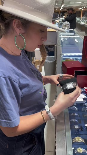 12 reactions | The watch game is strong  Let's see how much profit we can make today! (ID Video 7209461105842900270) #watchforsale #watchflipper #watchbyjuls #woman #buisness #watches #rolex #silver #box #gold #preciousmetal #cubanchai #fyi #watchtok #diamond #diamondstar | Sinikka Mattila | Facebook