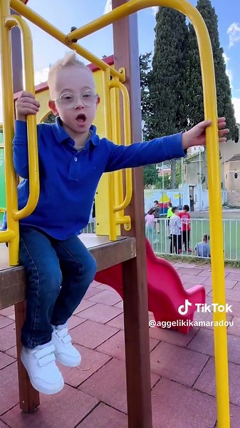 💙💛 αυτά τα κάγκελα τα «παλεύει» αρκετό καιρό!!!! νομίζω σε λίγο θα το κατακτήσει κ αυτό !!!! #kantiloraki #michalis #downsyndrome #katia #siblings