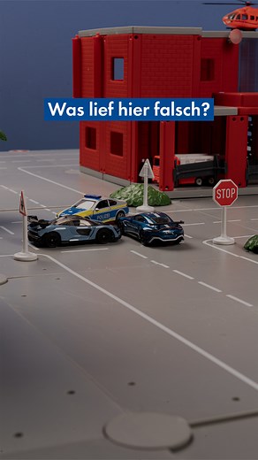Alarm! Unsere Polizei rückt aus! 🚔 Wenn Sekunden zählen, ist die Polizei zur Stelle. In unserer siku Welt heißt das: klare Regeln, schnelle Reaktion und starke Fahrzeuge. Wie würdest du reagieren in so einer Situation? 👇 #verkehrsregeln #gesetz #siku #einsatz #action | SIKU