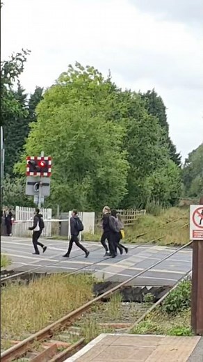 The worst time of the day to be operating a level crossing... 🙄 (Uttoxeter Road, Blythe Bridge)