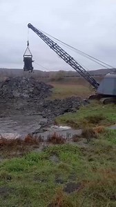 Super powerful old machine, look at this dragline dredging mud #Super #power #old #SafetyFirst | Excavator proyek