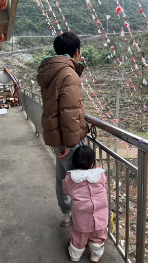 自從有女兒之后女兒一直粘著老公，簡直太合他的心了，整天爸爸喊個不停，今天依一像個樹懶一樣一直抱著他爸的腳不松開#記錄真實生活#人類幼仔到底有... | 柏保玲IV