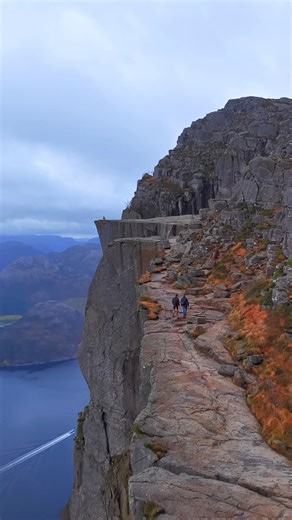 Autumn colors at Preikestolen 🍂✨ Filmed on October 17th - nature at its most beautiful! 🇳🇴 | Spectacular Norway