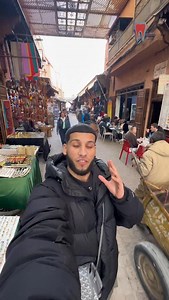 Een Nederlandse stroopwafel in de straten van Marrakesh in Marokko - - #spothet #food #halal #halalfood #stroopwafel #morocco #marrakech | Spothet Foodreviewer