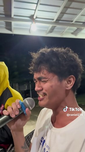 Surprise Singing Reactions in a Public Mall