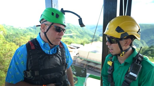 Episodio COMPLETO Desde el zipline más largo de América Toroverde Puerto Rico hasta la mesa repleta de sabores únicos… en fin el Road Trip de #ElChefSinPapeles por Orocovis fue Unico. 🌭 Longanizas de todos los estilos: de cerdo, de chillo y luego de eso probamos hasta pollos rellenos de mofongo. 🍖 Un osso buco que se gana su puesto entre los mejores de Puerto Rico. 🥢 Los famosos EggRolls de morcilla. 🍨 Y para cerrar, un mantecado de jengibre con miel que es pura magia. 🎤 Además, una convers