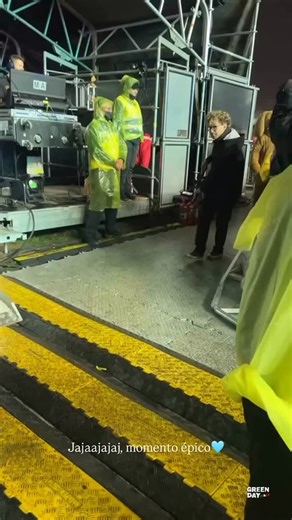 Dookie dogs with the iconic Dookie blimp 🚀🐶💥 Green Day live in Santiago, Chile 🇨🇱 #greenday #dookie | Green Day Italy - Italian Rage and Love