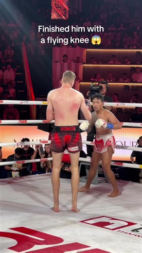 Finished him with a flying knee 🔥 #fighting #muaythai #combatsports #fight #martialarts