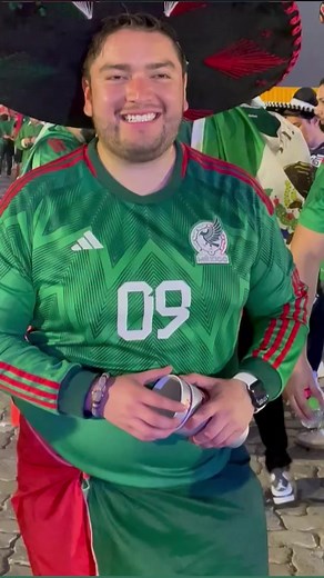 ¡Viva México! 🇲🇽 Slobotzky vive la pasión de lo mexicanos antes del partido. ⚽️🏆 #ElCanalDelMundial | Azteca 7