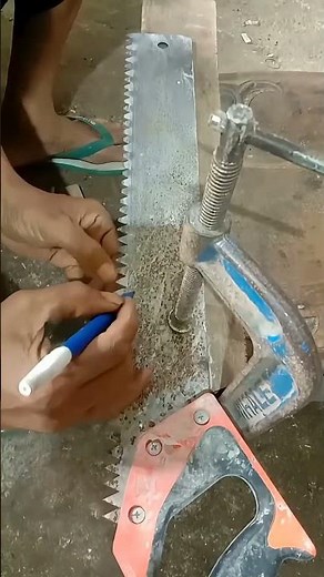 Saw blade sharpening process using grinding machine #shorts