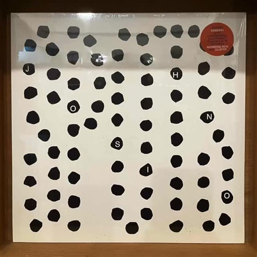 ニュートーン・レコーズ入荷情報 on Instagram: "Joasihno「Spots」 The NotwistのメンバーでもあるCico Beckと、ドラマー/コンポーザーのNico Sierigによる南ドイツ発の実験ポップ・デュオJoasihnoが、テニスコーツのリリースでも知られる同国〈Alien Transistor〉から9年振りとなるアルバムを発表。DIYの手触り満載のレトロスペース・サイファイ/ローファイ・ポップ夢見の音楽。 ローファイとサイファイ、レトロなエレクトロニカと現代音楽の間を行き来してきたJoasihnoの4作目のフルアルバム『Spots』。弦やグリッチ、ピコピコしたサウンドが作動させるピタゴラ装置のような楽曲群。魂が吹き込まれた旧ロボットのような牧歌的でキュートな音の動きが愛らしい、自動化はどこ吹く風のDIYの静かな狂気も感じさせるインディトロニカ最前線。シネマティックな雰囲気も漂わせる、日本産アンビエントファンにもリーチしそうな秀逸な一作。"