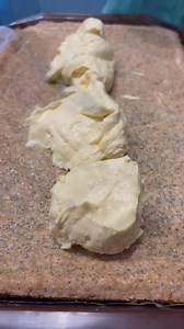 889K views · 10K reactions | Ingrediente: 8 albușuri ou 100 g faina - 6 linguri 100 g mac 4 linguri fulgi cocos 1 plic praf de copt 1 praf de sare 3 gălbenușuri 2 linguri ăla minerală 12 linguri zahar 2 linguri ulei Crema: 6 gălbenușuri 2 plic zahar vanilat 6 linguri zahar 2 linguri amidon 3 linguri faina 500 ml lapte 200 g unt Decor: 100 g biscuiți populari 200 ml cafea 200 g ciocolata neagră 3 linguri ulei floarea soarelui | Roxana Blenche | Facebook