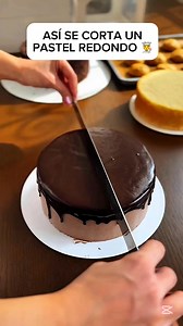 209K views · 536 reactions | Así se corta un pastel redondo #pasteleria #pastel | Reposteria para Emprender | Facebook