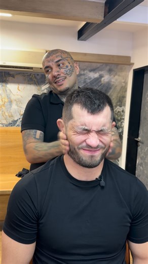 Lukáš Royal {LAKY ROYAL} on Instagram: "Když je venku MRÁZ❄️ ideální čas zpomalit.🫵🏽 NÁPAŘKA horkým ručníkem není jen způsob HOLENÍ, ale RITUAL, který přináší TEPLO, uvolnění a maximální KOMFORT.☝🏽 Dopřej si chvíli klidu a opravdový barberský zážitek jsko @makhmud_muradov i TY v @lakyroyal.barbershop 🤩 objednavky ZDE www.lakyroyal.cz SLICKSTYLE BŘIT v big Stylu jedině u @slickstyle.cz"