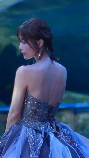 Airi Arimura 有村藍里 on Instagram: "2025年ありがとうございました。応援してくださる皆様、周囲の方々に支えていただいた1年間でした。 コンプレックスはたくさんあるけど、全部が全部完璧じゃなくてもいいって思えるようになったのは心が変わったからなのかも。 またほんの少し進歩できたのかな。 来年も一歩ずつ一緒に歩いていこうね。"