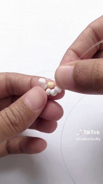 Tutorial Cara Membuat Bunga dari Manik-Manik