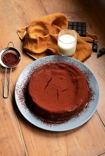 Pour faire le plein de réconfort à Pâques sans passer des heures en cuisine, on te file la recette de ce gâteau au chocolat sans beurre... Et sans farine 😏 À toi de le décorer avec des petits œufs de Pâques ! Les ingrédients : - 4 oeufs - 2 pots de yaourt nature - 60 g de cassonade - 40 g de maïzena - 200 g de chocolat noir fondu - Cacao en poudre La préparation : Dans un saladier, fouetter les oeufs avec la cassonade et les 2 pots de yaourt. Ajouter la maïzena et mélanger de nouveau. Ajouter e