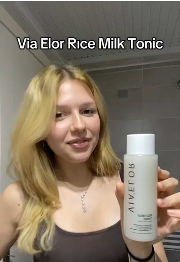 Cildimdeki bu aydınlık tesadüf değil ✨ Via Elor Rice Milk Tonic kullanıyorum 🤩 Pirinç suyu, pirinç özü ve fermente pirinç içeriğiyle cildimi hem nemlendiriyor hem de o donuk görünümü azaltmaya yardımcı oluyor. Yapısı aşırı hafif, ciltte asla yapış yapış bir his bırakmıyor. Niacinamide ve meyan kökü özü sayesinde cilt tonum daha eşit görünmeye başladı. Bir de 16D hyaluronik asit kompleksi var… resmen nem depoluyor 💦 Makyaj öncesi baz olarak de efsane oluyor ✨ Cildi sakinleştiriyor, yumuşacık bi