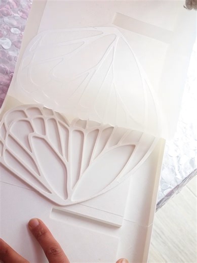 Créer une pièce en résine est toujours un mélange de patience et de surprise. Tout commence par la conception du modèle et la création du moule. Ensuite vient le moment de couler la résine, d’ajouter les pigments et de laisser la magie opérer pendant plusieurs heures. Mais mon moment préféré reste toujours le même : le démoulage. Ce moment où la pièce apparaît enfin et où l’on découvre comment les couleurs ont réagi ensemble. Ce papillon est pensé comme un petit objet poétique pour accompagner v