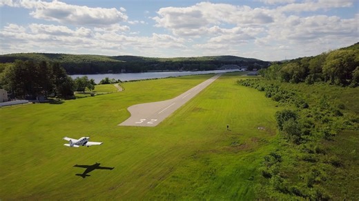 Watch this short runway landing right on the river