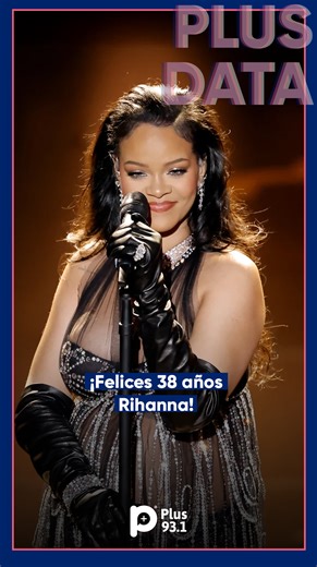 🎂✨ #PlusData | Robyn Rihanna Fenty nació el 20 de febrero de 1988 en Bridgetown, Barbados. Criada en un entorno humilde, fue descubierta a los 15 años por el productor Evan Rogers y poco después se mudó a Estados Unidos para comenzar una carrera que cambiaría el pop para siempre. 🎶 Desde “Pon de Replay” hasta “Umbrella”, acumuló 14 números uno en el Billboard Hot 100 y ganó nueve premios Grammy, convirtiéndose en una de las artistas más influyentes del siglo XXI. Su capacidad para reinventarse