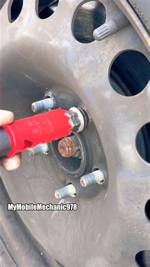 🚨ULTIMATE SWOLLEN LUG NUT HACK #autorepair #mechanic #mechanictips #diy #carmaintenance #automotive