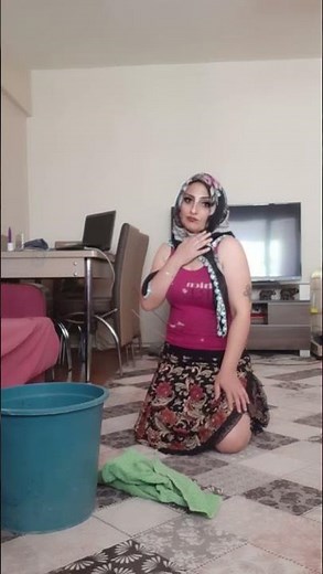 Türbanlı Temizlikci Kadına Adam Fena Asılıyoo