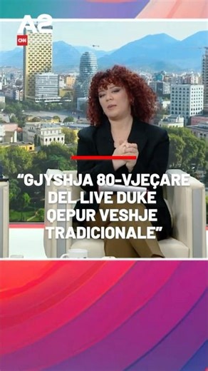 “Gjyshja 80-vjeçare del live duke qepur veshje tradicionale”